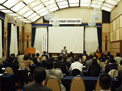 写真：西野支部長による講演会開会のご挨拶