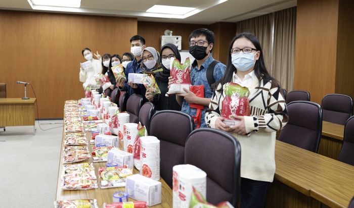 留学生に食料等の支援物資を配布しました。